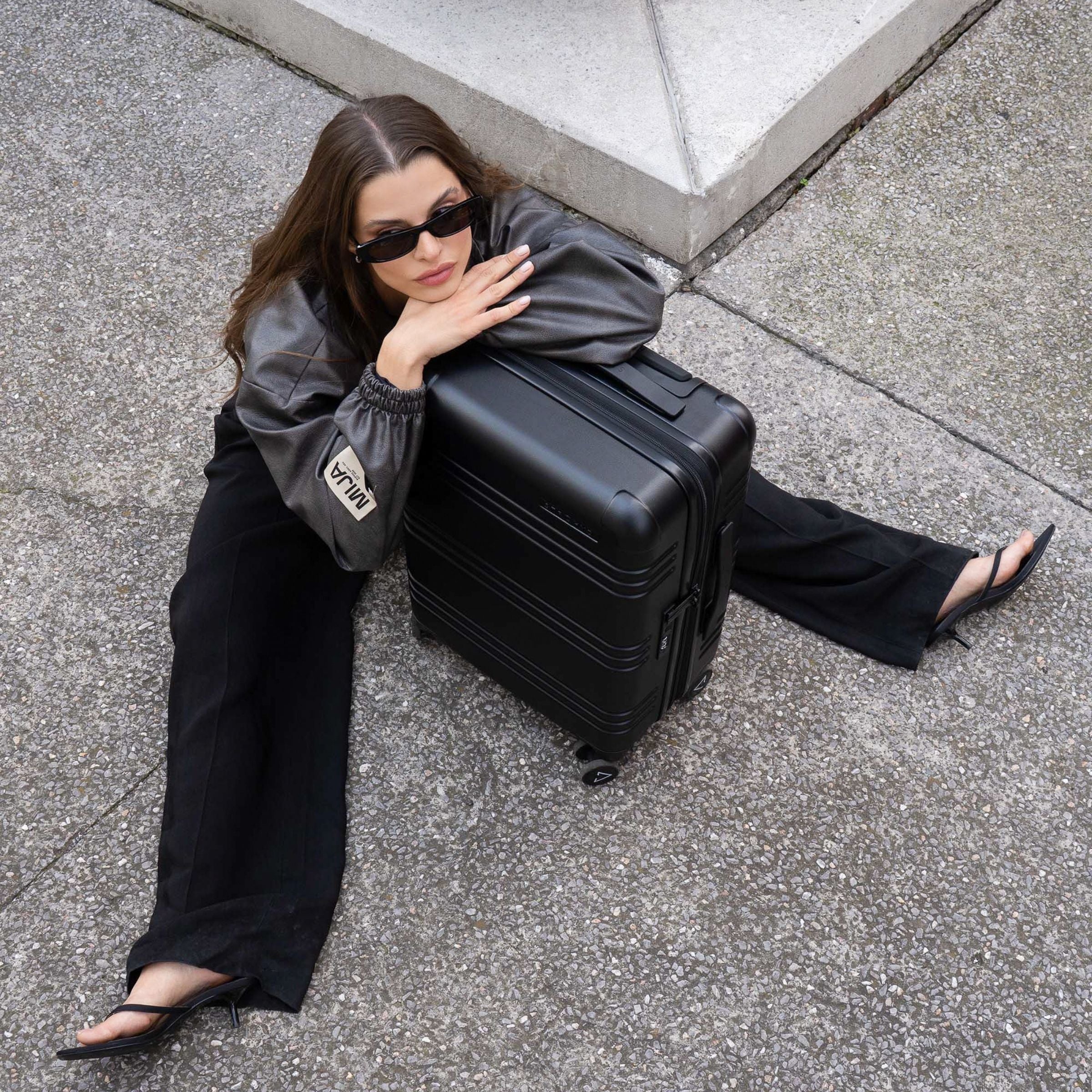 STRAHYD MAX - Maleta Expandible, Carry-On, color negro, ruedas Spinner 360° Hinomoto Silent-Run