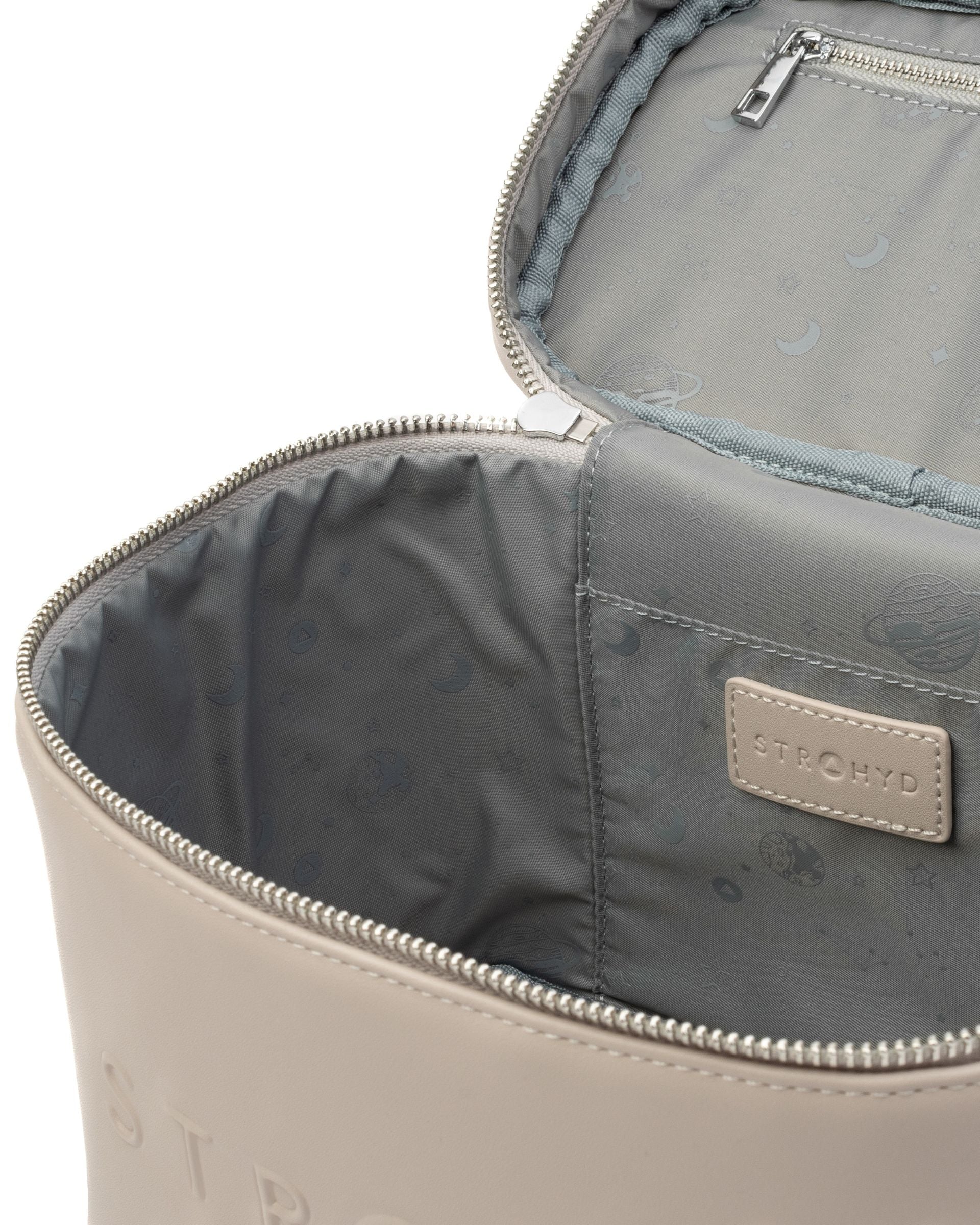 #color_soft nude Interior del neceser STRAHYD mostrando compartimentos organizados