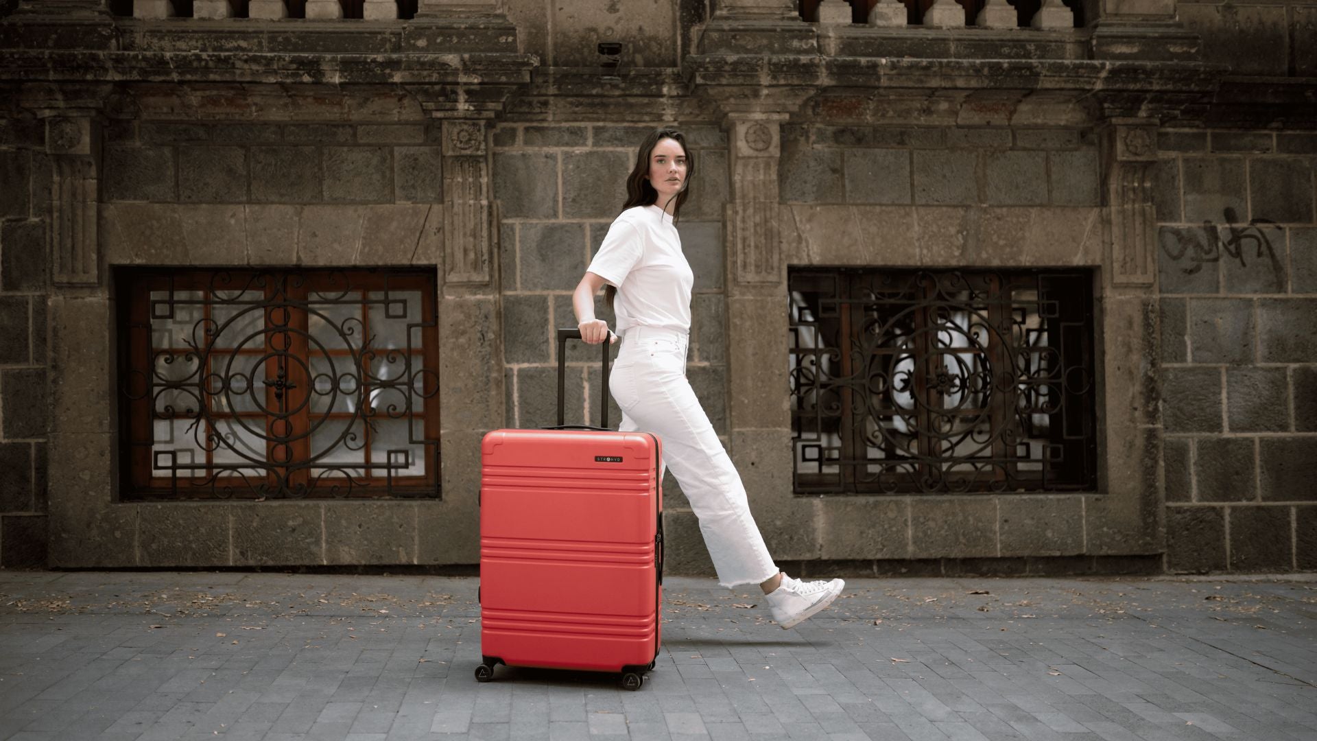 Maleta de viaje premium STRAHYD en aeropuerto, diseño minimalista y elegante