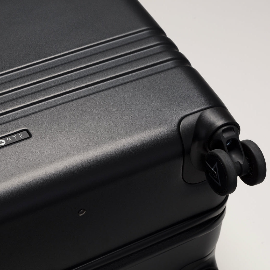 maleta negra rueda 360 silenciosa