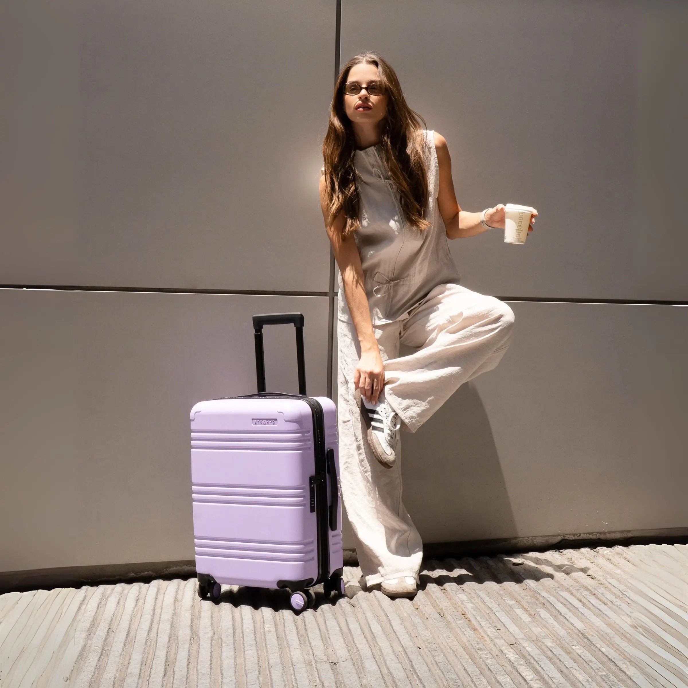 STRAHYD MAX - Maleta Expandible, Carry-On, color lila, ruedas Spinner 360° Hinomoto Silent-Run, mango telescópico de aluminio con múltiples niveles, candado TSA