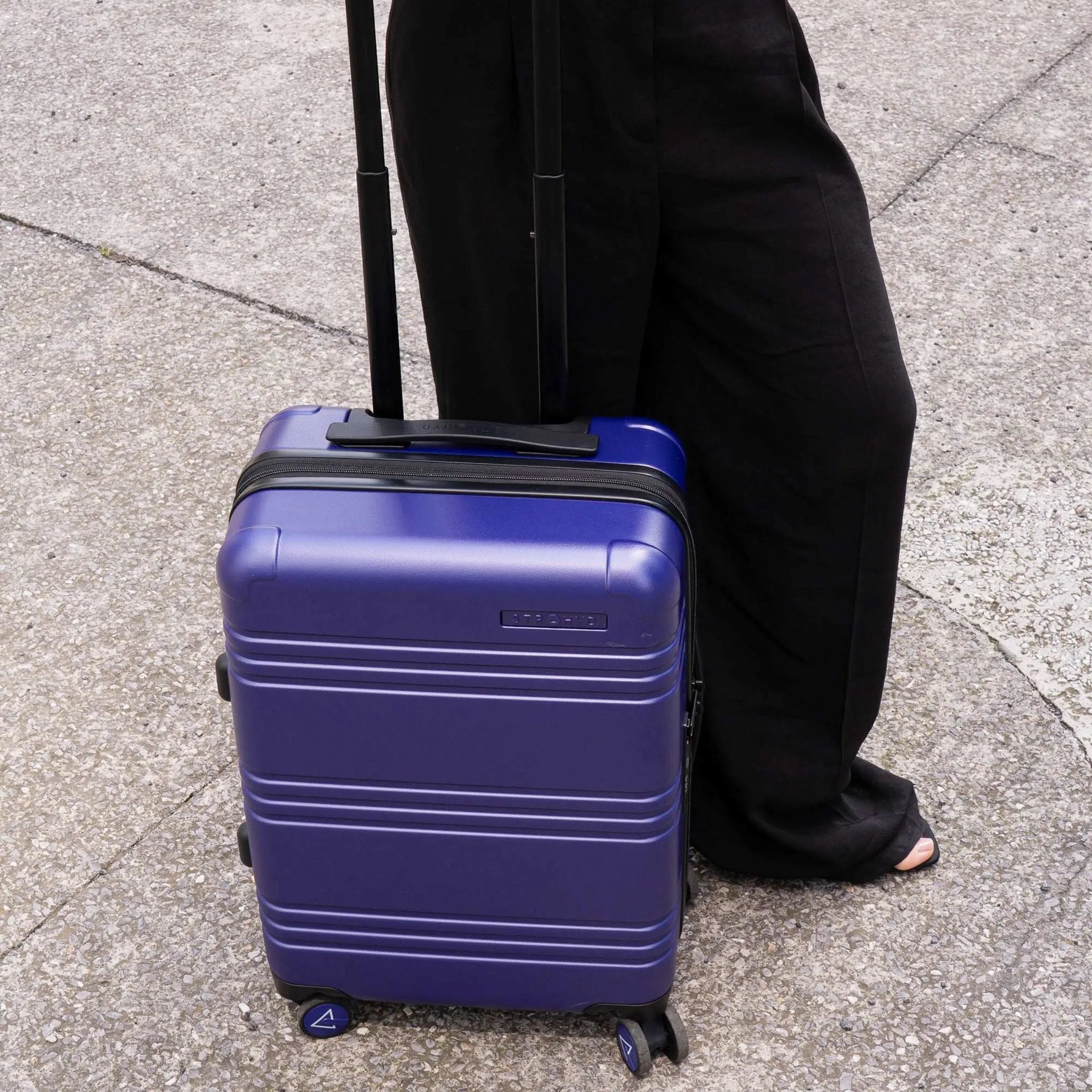 STRAHYD MAX - Maleta Expandible Carry-On, color morado, ruedas Spinner 360° Hinomoto Silent-Run, mango telescópico de aluminio con múltiples niveles