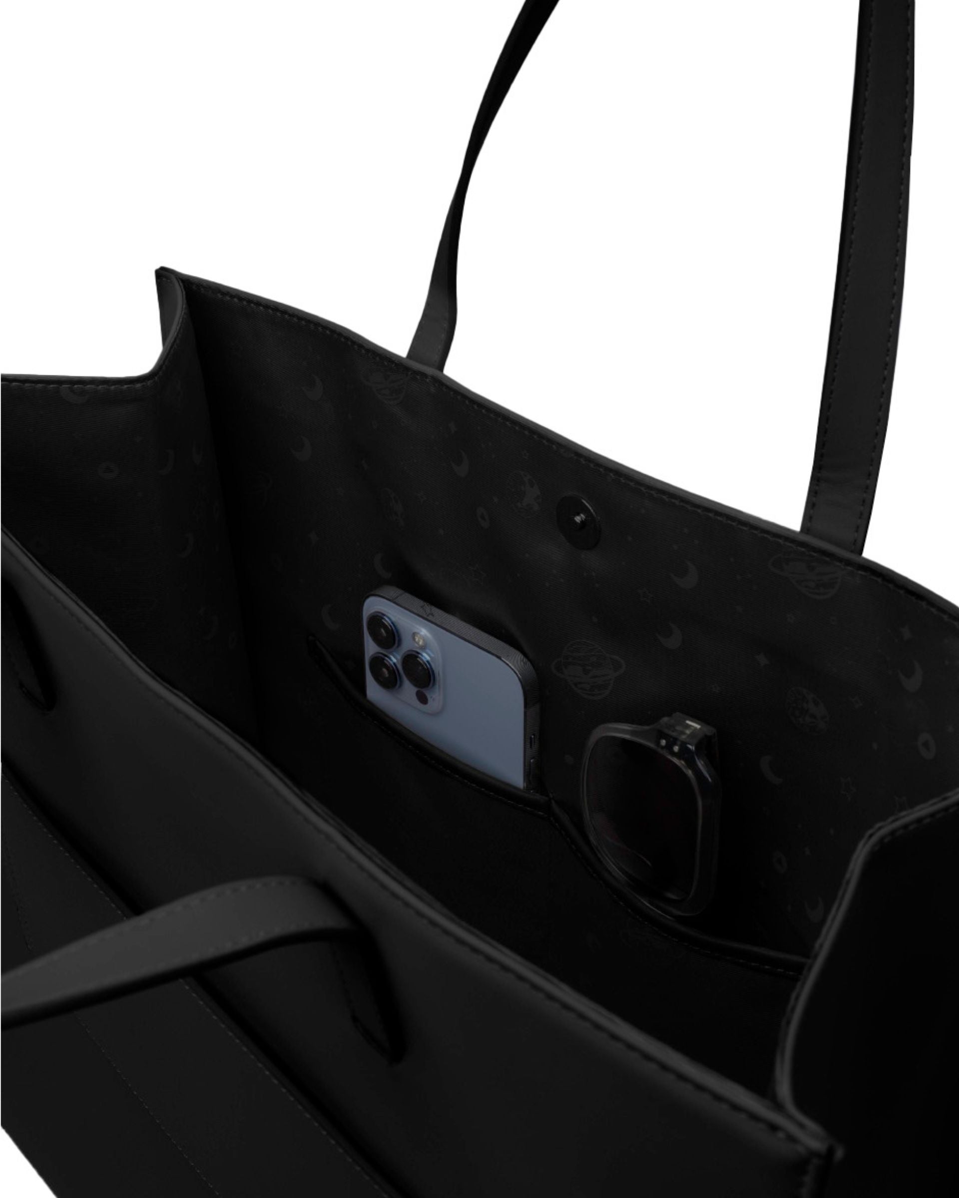 #color_black matte Travel tote STRAHYD abierta mostrando organización interior