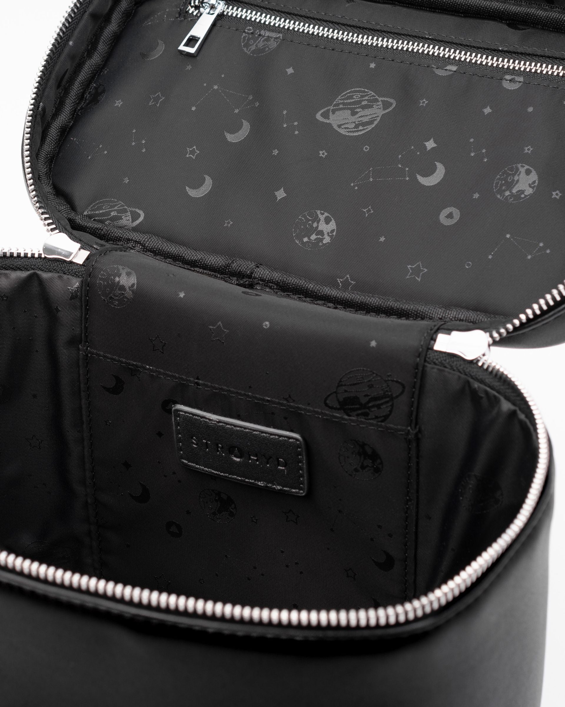 #color_black matte Interior del neceser STRAHYD mostrando compartimentos organizados