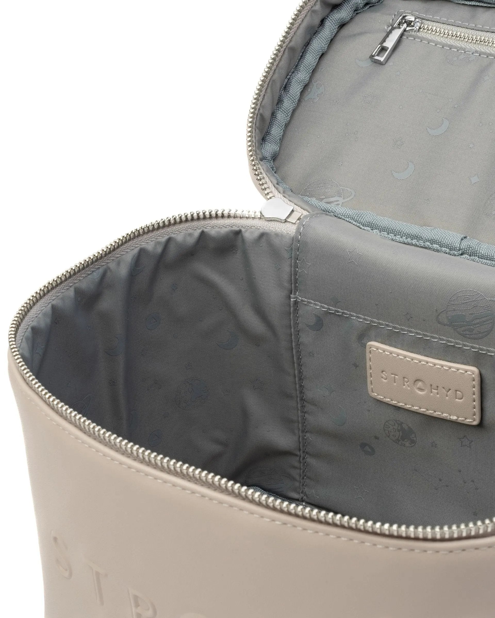 #color_soft nude Interior del neceser STRAHYD mostrando compartimentos organizados