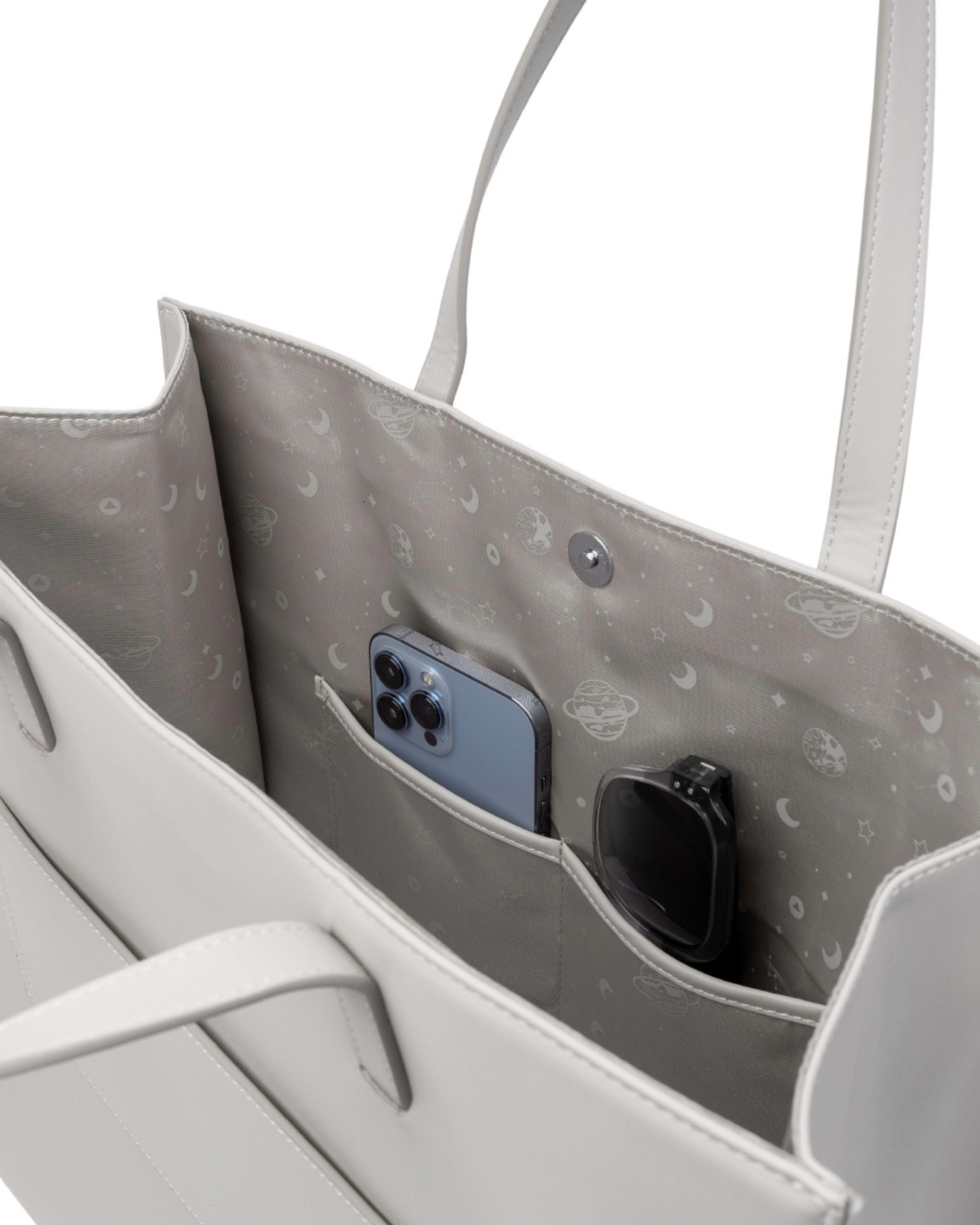 #color_soft nude Travel tote STRAHYD abierta mostrando organización interior