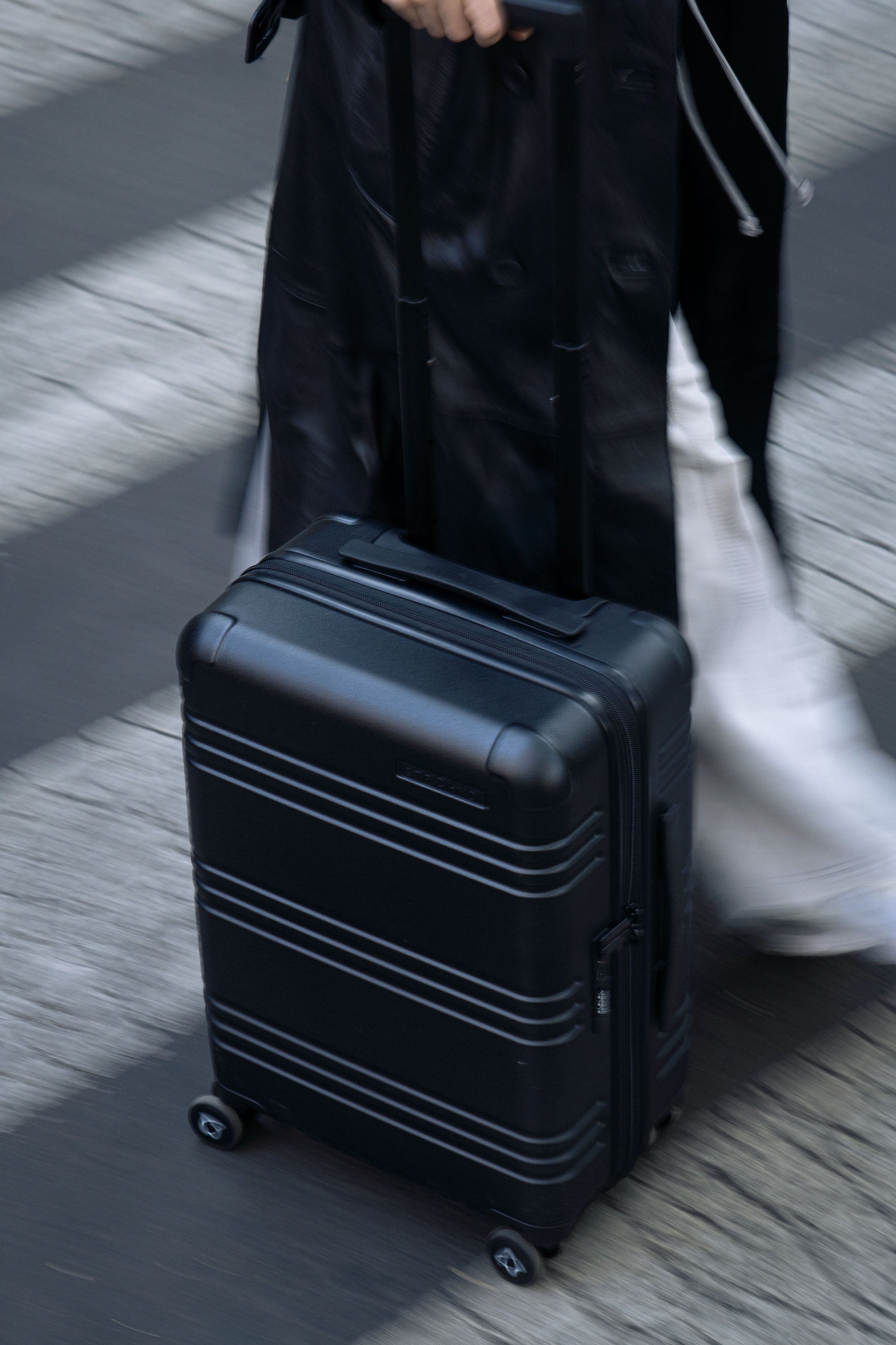 maleta de cabina negra en movimiento